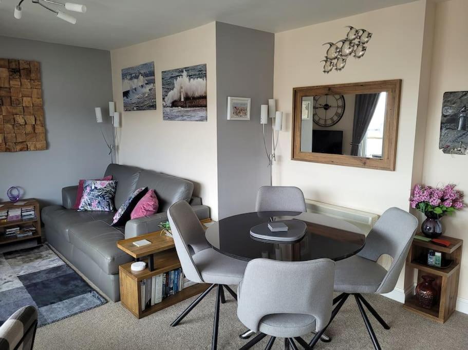 Stunning Penthouse Views To Harbour With Parking. Apartman Brixham Kültér fotó