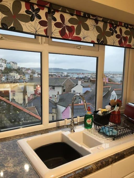 Stunning Penthouse Views To Harbour With Parking. Apartman Brixham Kültér fotó