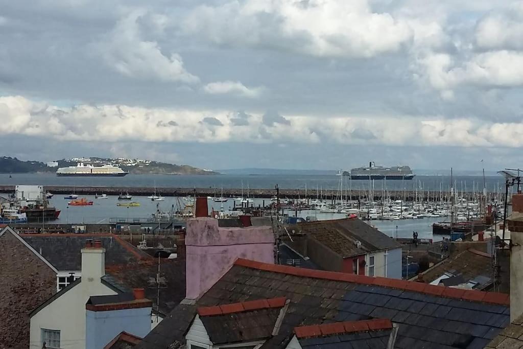 Stunning Penthouse Views To Harbour With Parking. Apartman Brixham Kültér fotó